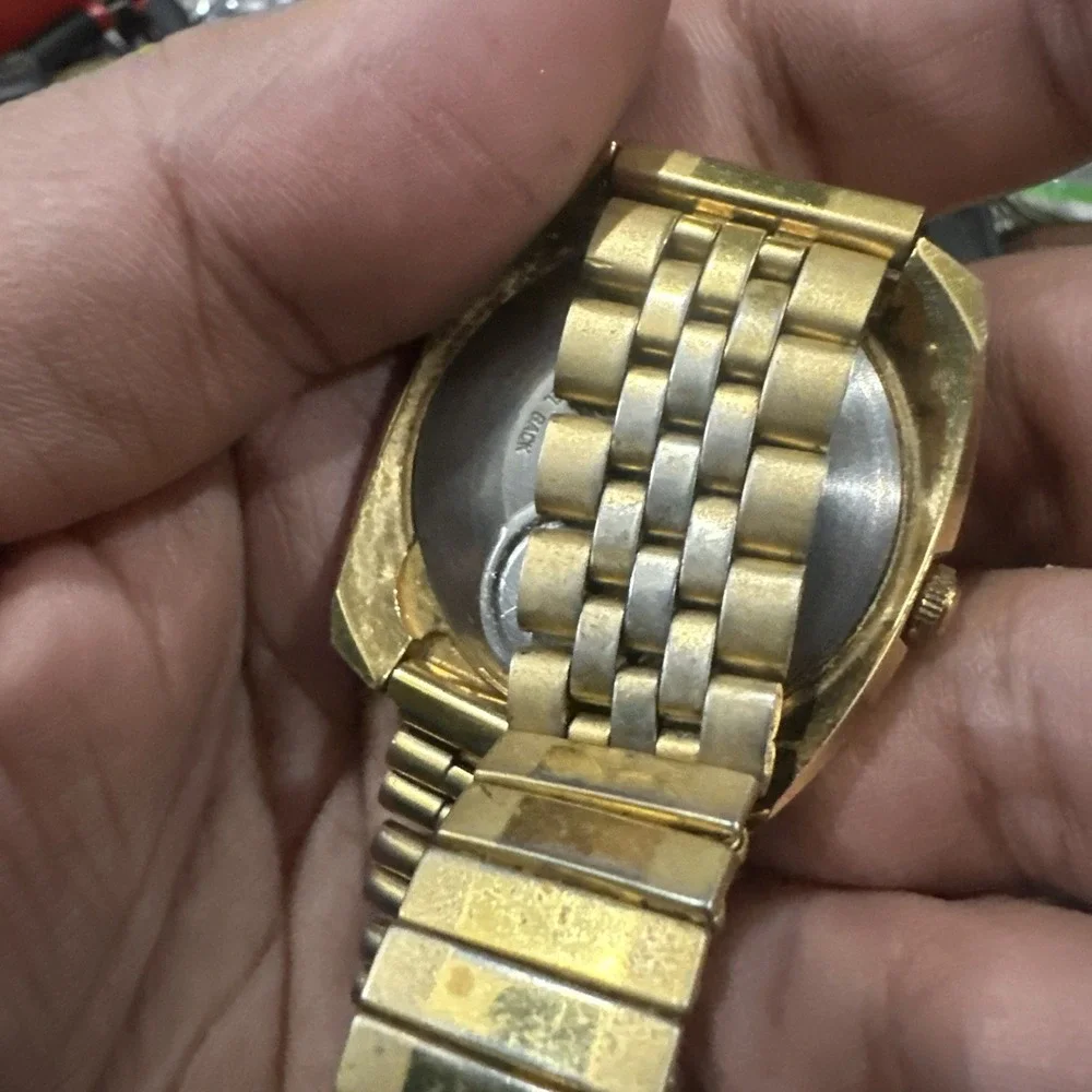 Works Vintage 1970's Timex Electric Mens Watch Quartz Gold Tone 38mm Cushion 7.5
